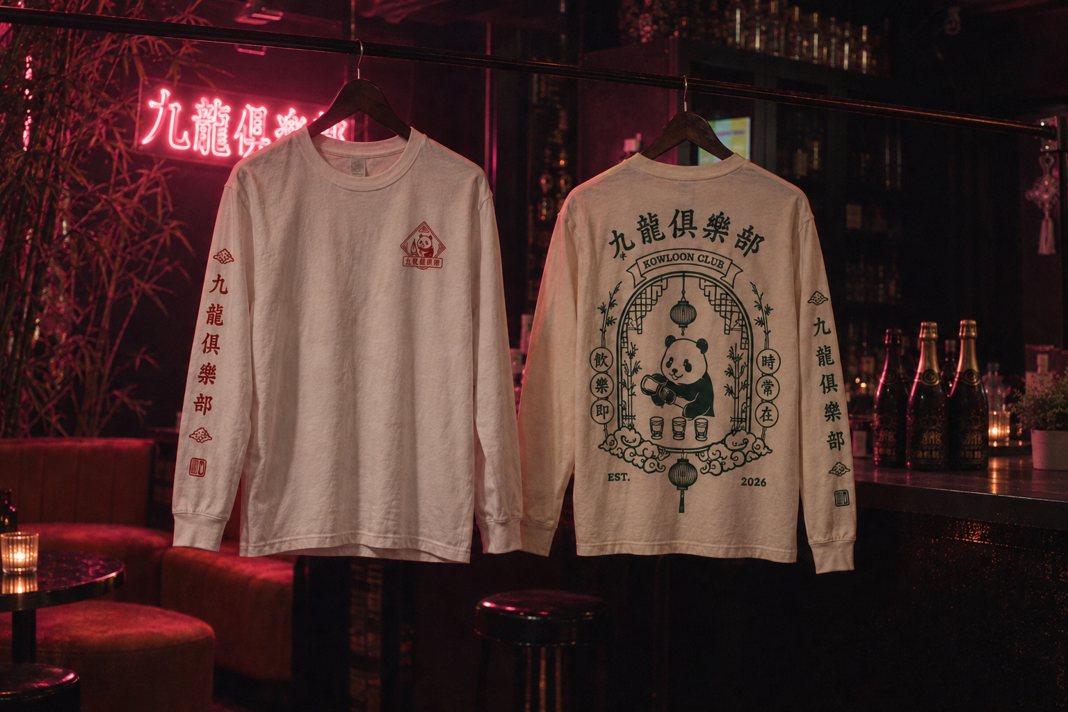 九龍倶楽部の実際の内観をもとにした店内に飾られた赤と緑のオリジナルロンT