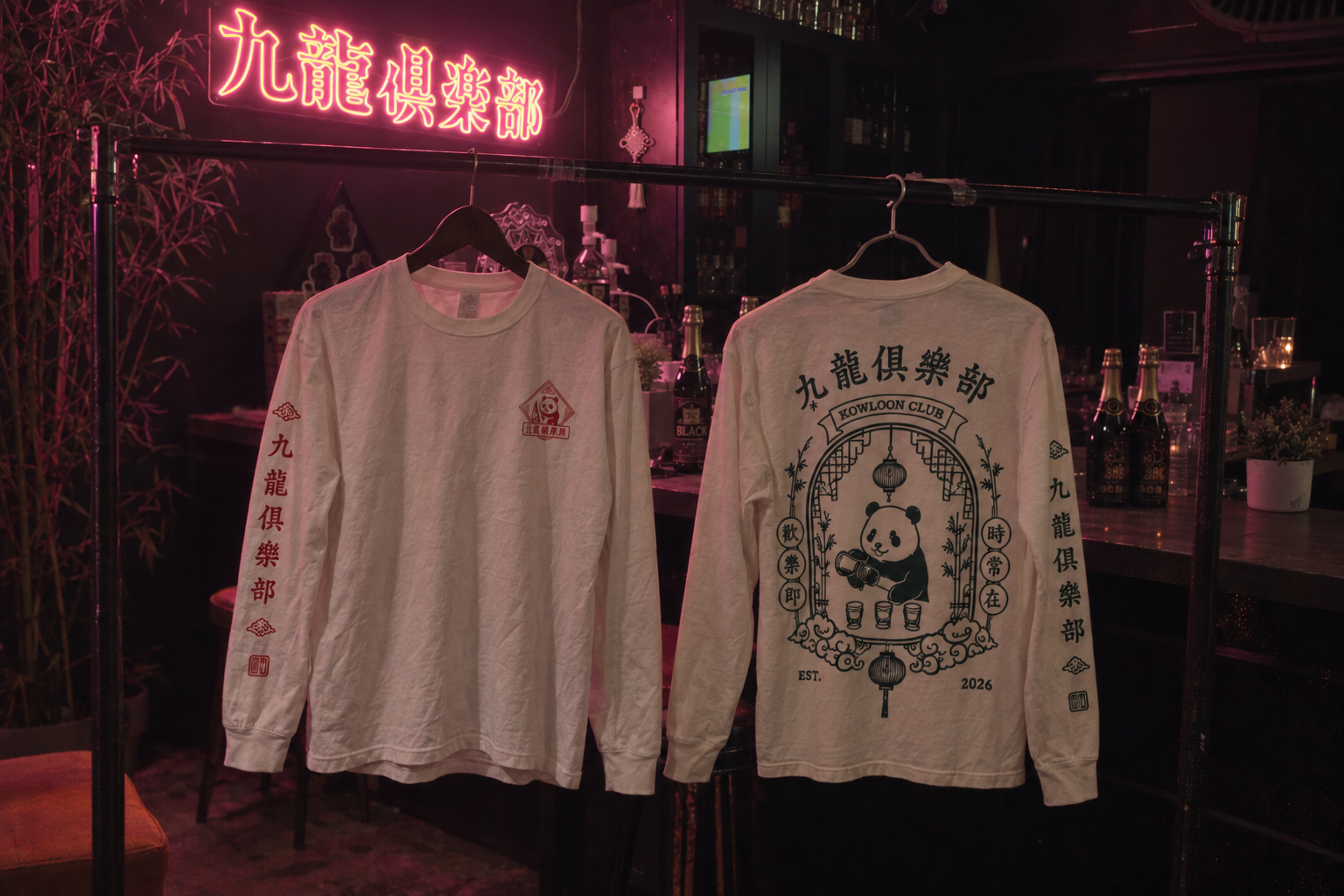 九龍倶楽部の実際の内観をもとにした店内に飾られた赤と緑のオリジナルロンT